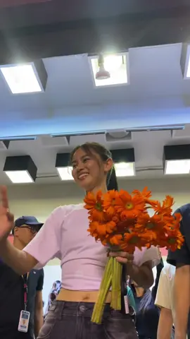 @Ashtine Olviga and @Andres Minamahal: 100 Bulaklak para kay Luna. Campus Tour at University of San Jose Recoletos!! #ashdres #andresmuhlach #ashtineolviga #minamahal #amnse 