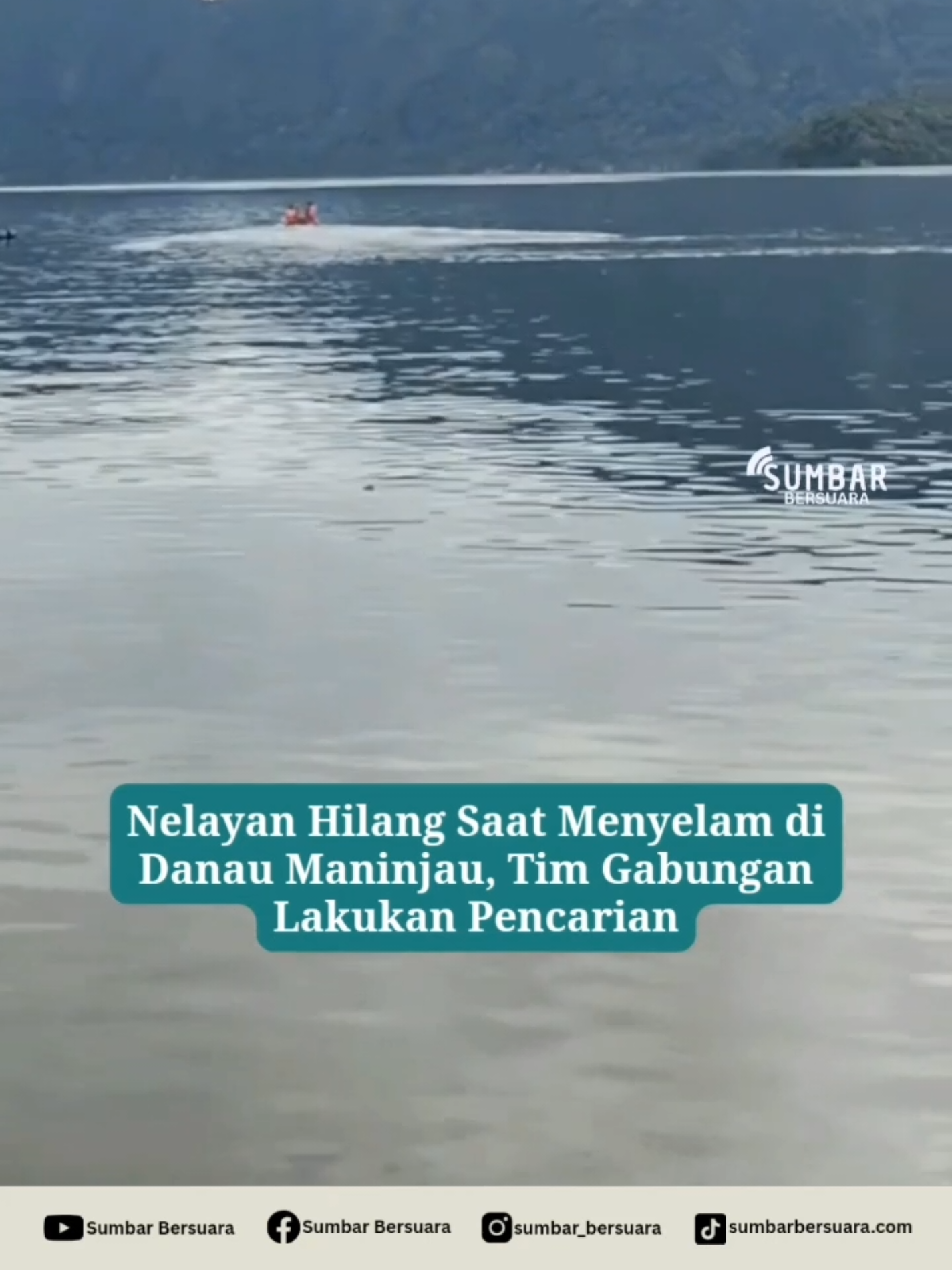 Sumbar Bersuara – Seorang nelayan bernama Dodi Prinando (40), warga Linggai, Kecamatan Tanjung Raya, dilaporkan hilang saat mencari ikan di Danau Maninjau, Kabupaten Agam, Jumat (12/9/2025) dini hari. Hingga kini, tim gabungan masih melakukan upaya pencarian. Informasi yang diperoleh, Dodi bersama rekannya, Awaluddin (49), berangkat menyelam untuk menembak ikan sejak Kamis malam (11/9). Keduanya sempat beristirahat menjelang tengah malam, lalu kembali melanjutkan aktivitas sekitar pukul 03.00 WIB. Namun, setelah beberapa saat, Dodi tidak kunjung muncul ke permukaan. Pagi harinya, warga menemukan sebuah perahu milik korban mengapung di tengah danau dalam keadaan kosong. Di atas perahu itu hanya terlihat ikan hasil tangkapan, pakaian, serta jeriken. Temuan tersebut segera dilaporkan kepada pihak keluarga dan pemerintah nagari. Menindaklanjuti laporan itu, aparat kepolisian bersama Badan Penanggulangan Bencana Daerah (BPBD) Agam, TNI, pemadam kebakaran, serta kelompok siaga bencana nagari, mengerahkan sekitar 50 personel untuk melakukan pencarian. Dua perahu dikerahkan guna menyisir lokasi awal korban menyelam hingga ke area sekitar tepi danau. Baca selengkapnya: https://sumbarbersuara.com/nelayan-hilang-saat-menyelam-di-danau-maninjau-tim-gabungan-lakukan-pencarian/ 🎥 Devi Sarialam #sumbarbersuara #peristiwa #danaumaninjau 