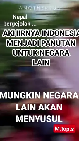 Indonesia akhirnya jadi panutan negara lain.  Jadi kan Nepal lagi ngalamin chaos, para Gen Z di sana nyatuin kekuatan buat ngegulingin pemerintahan negara mereka. Awalnya orang-orang ngira ini tuh berawal karena keputusan pemerintah disana buat nge baned sosmed tapi ternyata alasan aslinya sama aja kayak negara Polandia kebalik, di Nepal para pejabat hidup berlimang harta bahkan anak-anak mereka dapat privilege yang enggak ngotak, hal ini yang menjadi trend nepo baby, tiap hari belanja barang branded lah, tiap hari liburan ke luar negeri, hidup di rumah mewah, gobloknya anak-anak pejabat ini kerjanya pamer harta mulu di sosmed, sedangkan terjadi ketimpangan sosial yang besar banget di nepal, nahh muak sama hal ini dan kebetulan banyak anak muda sana terinspirasi sama keberanian pendemo Indonesia akhirnya terjadilah, hal ini makin panas karena penembakan belasan pendemo atas perintah perdana menteri, gedung parlemen dibakar rumah pejabat dijarah ....
