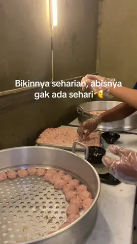 Bikinnya dari pagi sampe malem, eh pas buka toko langsung ludes 🤯 Reseller ngantri, customer repeat order tiap hari. Dimsum Ketandan = produsen dimsum asli Tulungagung yang ready ribuan pcs tiap hari 🚀. Siap kirim ke cafe, resto, wedding, bahkan luar kota. Buruan PO sebelum kehabisan! #DimsumTulungagung #ProdusenDimsum #ResellerDimsum #DimsumFrozen #DimsumMurah #DimsumEnak #DimsumKetandan #DimsumHotelResto