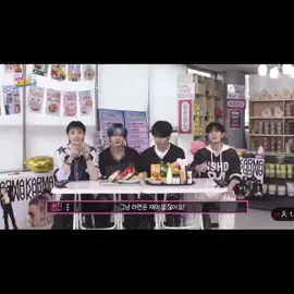 🥟: *leyendo el guion* Pero el ramen simple es un poco aburrido. 🐿️: ¿En serio? 🥟: Sí. 🐿️: ¿Por qué aburrido? 🥟: Eso dijeron. 😂😂😂 #LeeKnow #Hyunjin #skz #StrayKids #TAMBURINSxFELIX @Stray Kids @straykids_japan 