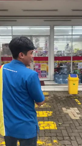 tapi abang nyebar leaflet dlu yak🤣#promoseruweekend #karyawanretail #indomaret 