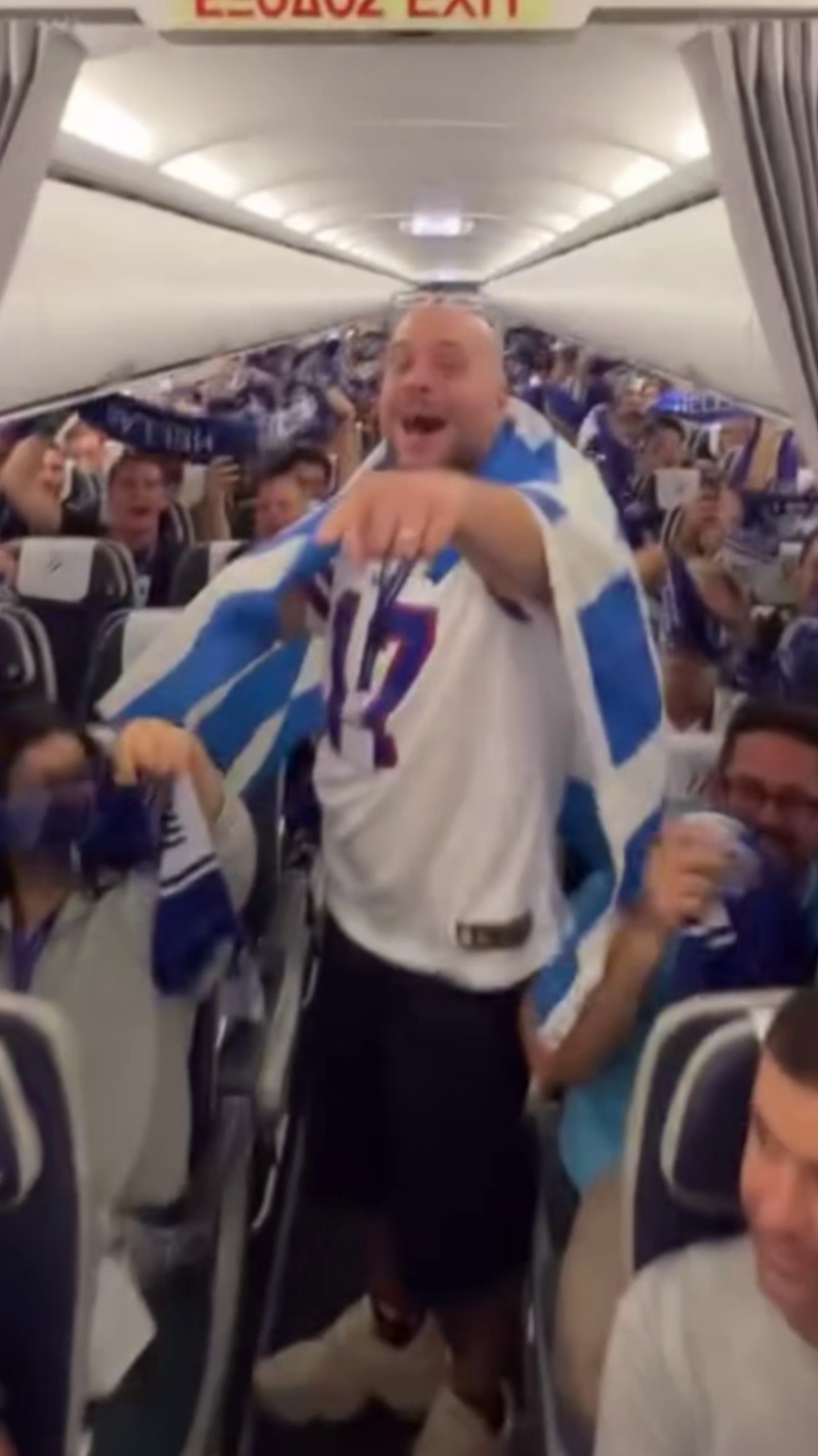 🇬🇷✈️ Τρέλα επικρατεί στις τάξεις των Ελλήνων φιλάθλων, οι οποίοι αναχώρησαν από νωρίς το πρωί για τη Ρίγα, όπου η Εθνική Ελλάδας μπάσκετ θα αντιμετωπίσει την Τουρκία σ’ έναν ιστορικό ημιτελικό για το Eurobasket. Διαβάστε περισσότερα στο newsit.gr 🔗 🎥: Fanis Labropoulos - Instagram, zizikaki - TikTok  #newsitgr #eurobasket #eurobasket2025 #greece #turkey #basket #riga #latvia 