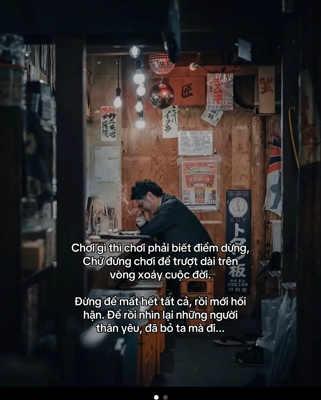 Chơi gì thì chơi phải biết điểm dừng, Chứ đừng chơi để trượt dài trên vòng xoáy cuộc đời. Đừng để mất hết tất cả, rồi mới hối hận. Để rồi nhìn lại những người thân yêu, đã bỏ ta mà đi...#tranquan0209 #cuocsong #tamtrang #viralvideo #foryou 