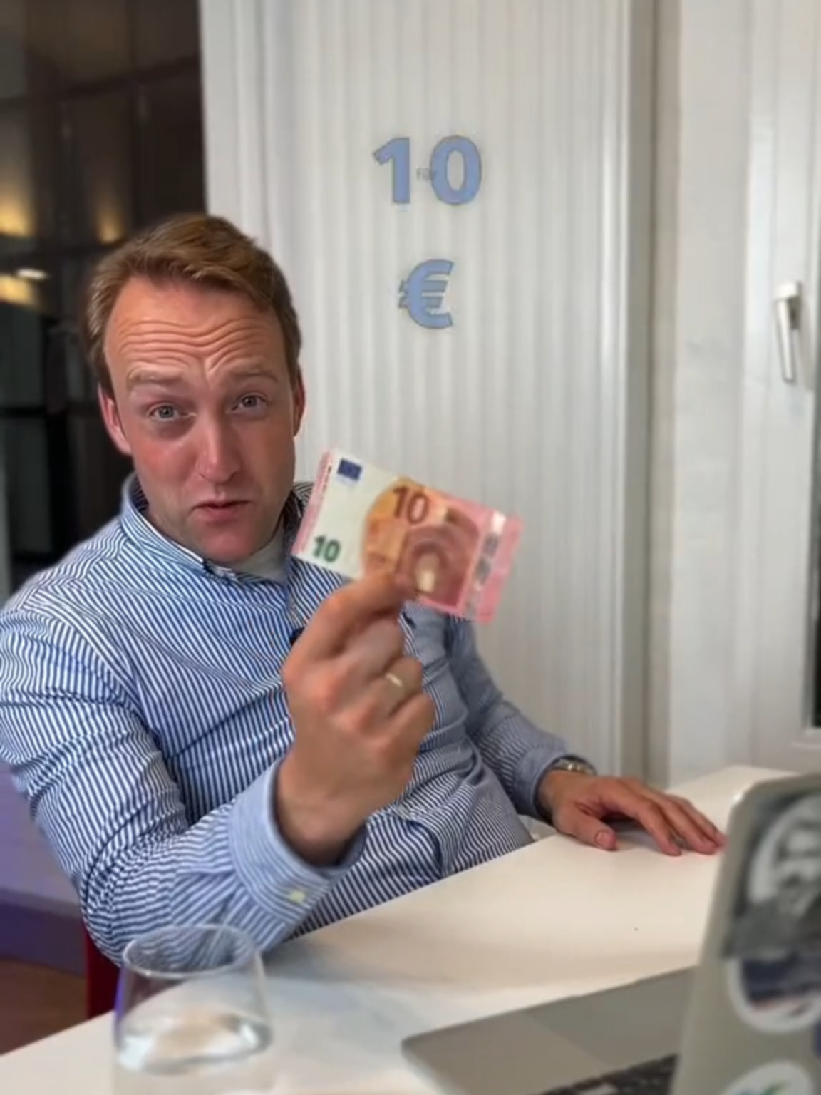 🥙 Zehn Euro für einen Döner?! Auf meiner letzten Geschäftsreise in München stand ich vor einer Dönerbude und habe ungläubig gestaunt – der Döner kostet plötzlich 10 Euro! 😳  Früher hätte man dafür nicht einmal im Traum so viel bezahlt, aber steigende Lebensmittelpreise, Inflation und München als teure Stadt machen es möglich. Ich habe mich entschieden, lieber hungrig ins Bett zu gehen, als für einen Döner, der früher normal und erschwinglich war, den Gegenwert eines halben Wocheneinkaufs zu zahlen.  Dieses Beispiel zeigt, wie stark die Preise in Deutschland in den letzten Jahren gestiegen sind, insbesondere in Großstädten wie München, und macht deutlich, wie sich Lebenshaltungskosten für Berufstätige und Reisende erhöhen. Es ist ein kleiner Moment, der aber die Realität vieler Menschen widerspiegelt: Essen wird immer teurer, während Löhne oft nicht im gleichen Maß steigen. Ein Döner für 10 Euro – absurd, aber real. #Döner #München #Lebensmittelpreise #Inflation #FoodTok #Satire #Alltag #Essen #Businessreise #Deutschland #Teuer #Robin_Kiera #Geld #Wirtschaft #Lustig #Preise #Hunger #Erfahrungen #TravelTok #Foodie