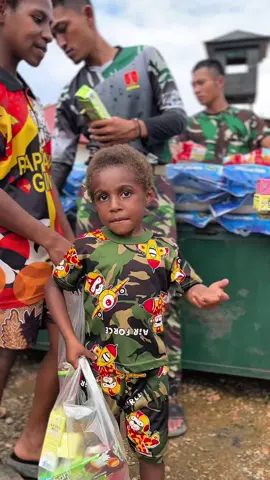 Sekarang giliran bocil dapat jajan.  #yonif144jayayudha #satgaspapua #papuapedalaman #anakpapua #berbagiituindah 