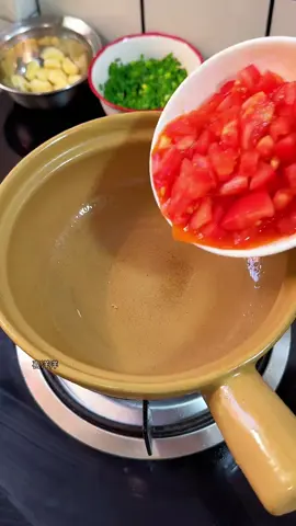 Tomato Beef Rice Noodle Soup | Easy & Nutritious Breakfast at Home 🍜 #BreakfastIdeas #RiceNoodles #TomatoBeefSoup #HomemadeBreakfast #NoodleSoup     