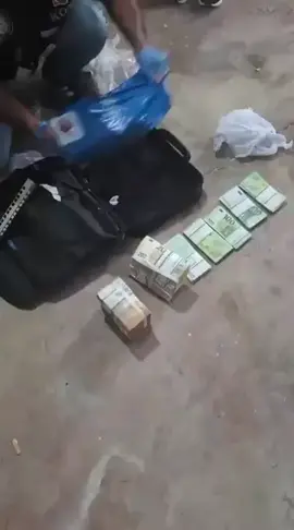 Özgür Özel, CHP’li Manavgat belediyesinde baklava kutusunda rüşvet çıkınca “Elimizde 32 saatlik görüntü var, baklavacı sizin işbirlikçiniz” demişti. @eczozgurozel ‘in bahsettiği 32 saatlik görüntü nihayet ortaya çıktı 👇👇👇👇👇👇👇👇👇👇👇 Manavgat Belediye Başkanı'nın yeğeninin itirafçı olmasının ardından paraları Abdullah Kayhan'a teslim ettiği öğrenildi. Kayhan ise ifadesinde aldığı paraları bir depoda sakladığını itiraf etti. Depoda 3 külçe altın, 500 bin Euro ve 153 bin 160 $ nakit para bulundu RESMİ AÇIKLAMA: Manavgat Cumhuriyet Başsavcılığının 2025/6426 S.numaralı dosyasından Manavgat Belediyesi hakkında yürütülen soruşturma kapsamında, Belediye Başkanı Niyazi Nefi Kara’nın yeğeni Hüseyin Cem Gül’ün Cumhuriyet Başsavcılığında alınan ek ifadesinde alınan rüşvet paralarının bir kısmını Niyazi Nefi Karanın talimatıyla Niyazi Nefi Karanın arkadaşı olan Abdullah Doğukan Kayhan isimli şahsa teslim ettiğini beyan ettiği, Abdullah Doğulan Kayhanın Cumhuriyet Başsavcılığında alınan ifadesinde parayı Niyazi Nefi Kara’nın talimatıyla Hüseyin Cem Gül’den alarak zirai depoda sakladığını beyan etmesi üzerinde Manavgat Cumhuriyet Başsavcılığı tarafından verilen talimatlar doğrultusunda Cumhuriyet Savcısı huzurunda yapılan yer gösterme ve arama işleminde   3 kg külçe altın, 500.000 euro ve 153.160 dolar ele geçirilmiştir.