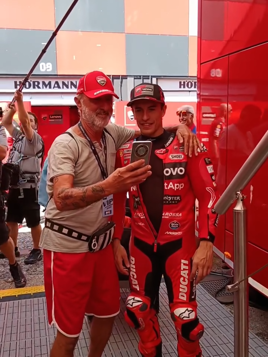 With fans 🤳🥰 #motogp #marcmarquez #weare93 #sanmarinogp #todorojo🔴 