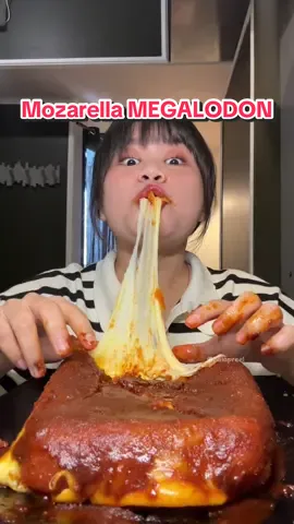 Setengah kilo mozarella woy, ga kuat aku angkatnya😭🤚 #mozarellanashville #mozarella #eonniekitchen #mukbang #apreelmakan 