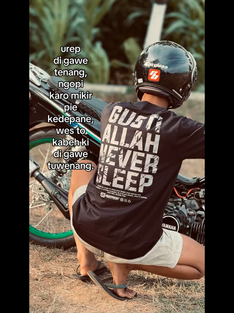 Kaos standar dengan cetakan bahasa Inggris elemen agama trendy