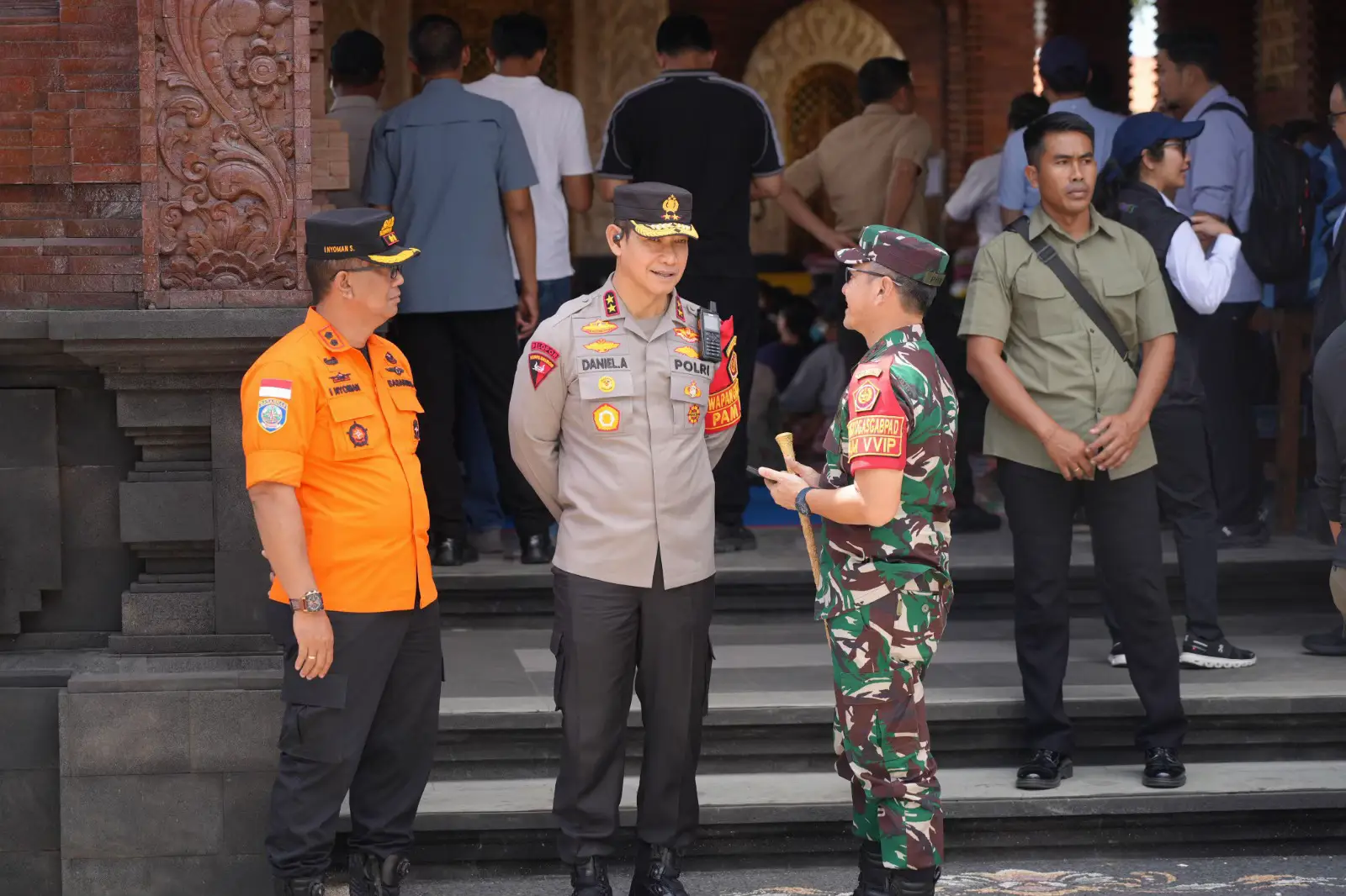Kepala Kepolisian Daerah (Kapolda) Bali, Irjen Pol. Daniel Adityajaya, S.H., S.I.K., M.Si., mendampingi kunjungan kerja Wakil Presiden RI ke sejumlah titik terdampak banjir di Kota Denpasar, Jumat (12/9/2025). Kunjungan ini bertujuan untuk memastikan penanganan bencana berjalan efektif. Selama peninjauan di lokasi pengungsian Banjar Tohpati, Kelurahan Ubung, hingga Pasar Badung, Kapolda Bali menyampaikan apresiasinya terhadap ketangguhan masyarakat. Ia menegaskan bahwa di balik musibah, terlihat jelas semangat kebersamaan yang luar biasa dari seluruh elemen masyarakat. 