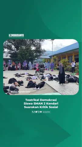 Sebanyak 35 siswa kelas X SMAN 2 Kendari menampilkan drama teatrikal bertema demokrasi yang mengangkat isu keprihatinan terhadap kondisi bangsa. Pementasan ini digelar di halaman SMAN 2 Kendari, Jumat (12/9/2025), sebagai bagian dari rangkaian peringatan Maulid Nabi Muhammad Saw. Drama berjudul Demokrasi dan Keprihatinan Bangsa itu terinspirasi dari aksi-aksi demonstrasi masyarakat yang memprotes kebijakan DPR RI beberapa waktu lalu. Para siswa menggambarkan ketegangan di lapangan, mulai dari suara rakyat, perdebatan kebijakan, hingga konsekuensi yang menimbulkan korban. Pelatih drama, Andin, mengatakan naskah disusun untuk mengajak penonton merenungkan kembali arti demokrasi. “Kami mengangkat tema ini agar orang lain bisa merasakan suasana dan konflik yang terjadi. Latihannya tujuh hari, dan kami ingin menyadarkan bahwa keputusan politik harus memikirkan kepentingan bersama, bukan pribadi,” ujarnya. Andin menyebut pementasan ini menjadi sarana ekspresi keprihatinan generasi muda. “Kami sedih melihat kondisi negara saat ini. Lewat drama ini, kami ingin menyampaikan pesan empati dan mengajak semua orang peduli,” katanya. Selain pementasan drama, peringatan Maulid Nabi di SMAN 2 Kendari juga diramaikan lomba hias male, panggung ekspresi, dan fashion show yang semuanya digagas oleh Rohis dan OSIS. #kendariinfo #kendari #sulawesitenggara #sultra 