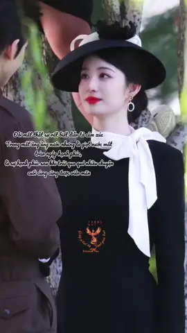 Hôm nay thật sự là một cảnh quay khiến ad say mê không dứt. Giữa chuỗi ngày đoàn phim không ngừng “ngược” khán giả, khoảnh khắc này lại như một làn gió dịu dàng, ấm áp len vào tim, chút ngọt ngào hiếm hoi của bé Lửa 🥹❤️. Trong đoạn leak ngắn ngủi, ad đặc biệt rung động trước ánh mắt của bạn Nhiên. Dù chỉ vài khung hình được ghi lại từ nhiều góc khác nhau, nhưng sự chuyển biến trong đôi mắt ấy lại chất chứa cả một bầu trời cảm xúc. Đó là ánh mắt của một người con gái đang cất giấu trong tim chàng trai mà mình yêu thương sâu nặng; ánh mắt ngập tràn hạnh phúc khi khổ tận cam lai, khi sau bao bi thương, cuối cùng hai người cũng có thể trọn vẹn trao đi tình cảm cho nhau. Ánh mắt ấy, dịu dàng mà kiên định, hạnh phúc mà thổn thức, như ôm ấp tất cả những gì cả hai đã đi qua, và rồi, ở giây phút này, chỉ còn lại yêu thương. ❤️ ================ 🎞Phim truyền hình: Giây Phút Ấy Vượt Giới Hạn 🗝Diễn viên chính: - Trương Lăng Hách vai Mộ Dung Thanh Dịch - Vương Sở Nhiên vai Nhậm Tố Tố/ Phương Mục Lan #这一秒过火 #Overdo #ZhangLinghe  #WangChuran #giayphutayvuotgioihan 