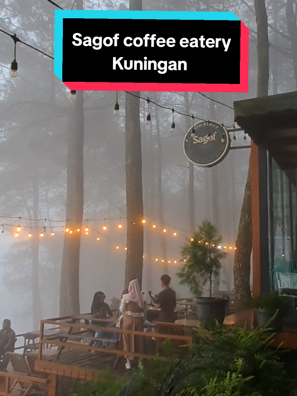 Sesyahdu ini gaes di sagof coffee eatery di Kuningan... Makanan dan minuman disini tuh worth it,enak pokokna mah.. Dan sekarang,masuknya udah gratis ya,gda htmnya, cukup bayar parkir, kalau mau makan atau ngopi disini... Apalagi pas moment berkabut gini,beuh,syahdu banget.. #sagofcoffee #sagofcoffeeatery #aesthetic #cafe #kuningan 