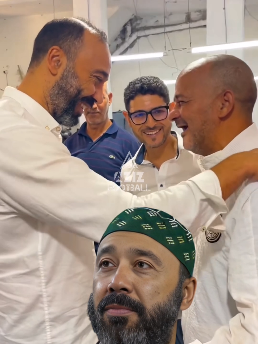 حظي المدرب الوطني المتواضع السيد طارق السكيتيوي بتكريم خاص من ساكنة حي صهريج كناوة بمدينة فاس، وقد نظم هذا التكريم أبناء المنطقة، بقيادة الفنان التشكيلي سعيد الذهبي، الذي أبدع في رسم جدارية رائعة للمدرب الخلوق طارق السكيتيوي وهو يرتدي قبعة والده، وذلك إحتفالا بفوز المنتخب الوطني المحلي ببطولة الشان الأخيرة التي إستضفتها كل من دولة كينيا وتنزانيا و أوغندا 🏆😍💛 #LIVEIncentiveProgram #LIVEwithlowfollowers #PaidPartnership 