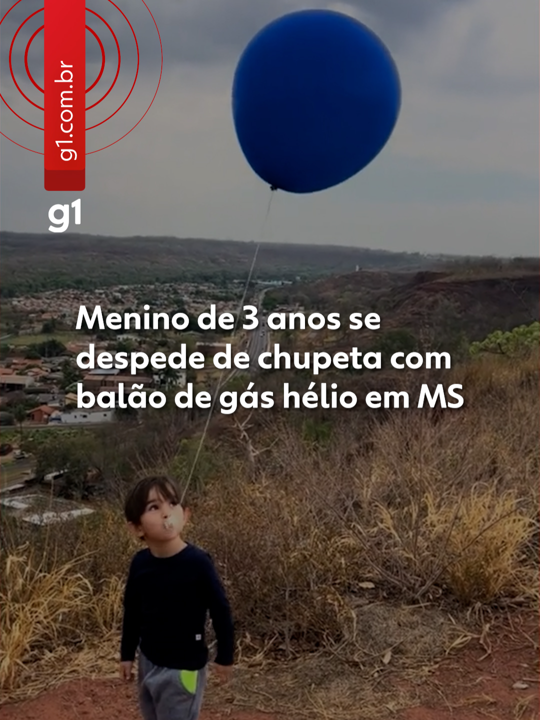 Despedida diferente - Gael, um menino de 3 anos morador de Camapuã (MS), se despediu da chupeta de forma criativa e emocionante. Após várias tentativas da mãe, Bruna Xavier, a família decidiu subir até um ponto alto da cidade, onde o garoto soltou a chupeta amarrada a um balão cheio de gás hélio. O momento foi registrado em vídeo e publicado nas redes sociais, alcançando mais de 6,8 milhões de visualizações. Bruna contou que buscava uma maneira leve e sem traumas para ajudar o filho a abandonar o hábito. A primeira tentativa não deu certo por falta de gás hélio, mas após ajustar a ideia, o plano funcionou. Ela também revelou que jogou fora todas as chupetas para evitar recaídas. Gael ficou animado com a despedida, embora tenha sentido falta da chupeta nos dias seguintes. A mãe destacou que o objetivo era criar uma lembrança positiva para o filho e tornar o processo mais fácil.  Saiba mais clicando em 'ler artigo', ou entre em g1.com.b/ms #g1 #tiktoknotícias #chupeta #balão #criançasengraçadas #maternidade #Camapuã