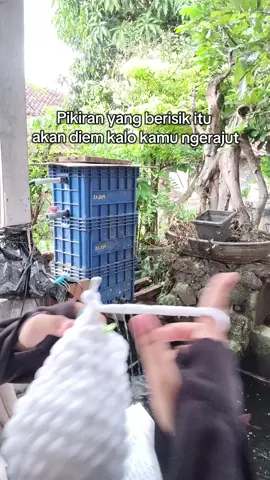 kalian pasti pernah ngerasain saat-saat dimana pikiran tuh berisik banget dan susah banget untuk diem, udah lakuin segala cara tapi tetep aja ni pikiran gak diem masih aja berisik, jadinya sebel kan😦 (hehe, soalnya pernah ngerasain)  sekarang coba deh untuk ngerajut!!!!!! (ini works banget di aku😄)  Pas ngerajut otak kita akan secara otomatis masuk ke mode meditasi, alasannya: 1. Gerakan berulang 🧶 Rajut itu punya pola yang sama—masuk, tarik benang, ulangi. Gerakan repetitif ini bikin otak kayak 