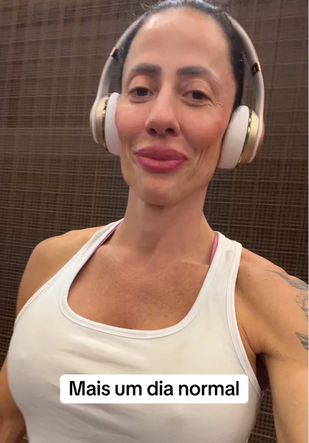 Um pouco do meu treino de posterior 😅#gymtime #perna #rotinadetreino 