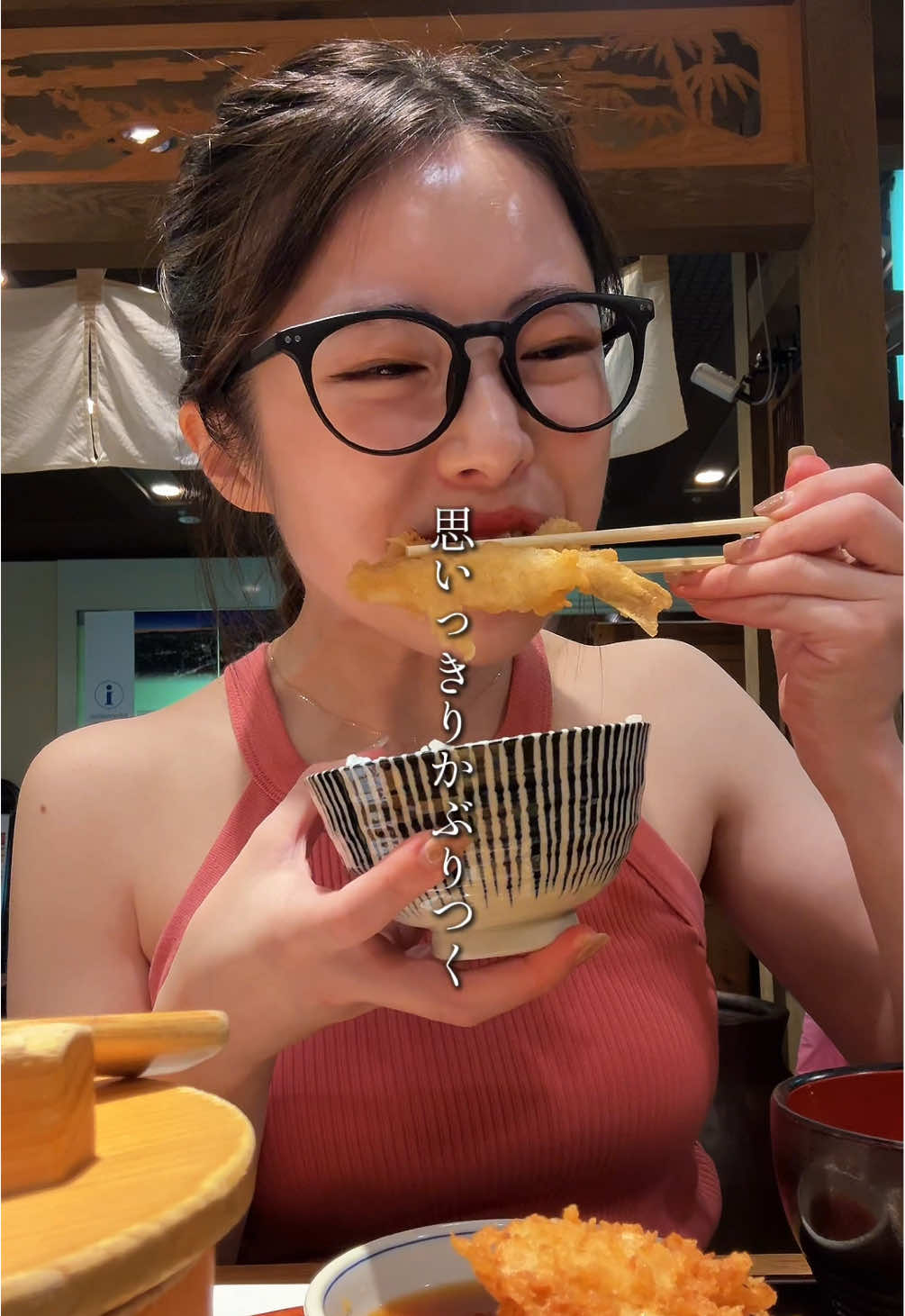 . 今回行ったのは、新宿野村ビルにある「天吉屋 新宿店」 ここはコスパよく天ぷらが食べられると話題で、 カウンター席も充実しているから、おひとり様でも入りやすい✨ 今回注文したメニュー  「天まぶし」（￥2,200） 7種類の天ぷら盛り合わせに、プリプリの海老がなんと4尾も！🦐 天つゆにつけて豪快にかぶりつけば、もう最高！ さらにおすすめの食べ方は、ご飯に天ぷらをのせてタレをかけて天丼に。 これが本当にたまらないんです🤤 しかも、お櫃に入ったご飯はおかわり自由！ 店員さんもとっても優しくて、心まで満たされました。 ちなみにランチ限定のお得なメニューもあるので、 気になる方はぜひ行ってみてください✨ ＝＝＝＝＝＝＝ 📍天吉屋 新宿店 東京都新宿区西新宿1-26-2 新宿野村ビルB2F 📞 03-6302-0779（予約可） 🕒 営業時間 月〜土｜11:00〜14:30（L.O.14:00）／17:30〜21:00（L.O.20:30） 日曜｜定休日 ＝＝＝＝＝＝＝ #東京グルメ #東京ランチ #新宿グルメ #新宿ランチ #一人グルメ 