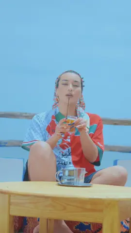 Immense gratitude à Bnitri pour la réal, à Oldy Got The Sound & Waseem pour la prod, le rec, le mix, le master, Eyesofnasser, Ouijane au graphisme, Selyan Mohamed Reda à la prod exécutive, Carla Burguet au stylisme. Petite équipe, grand boulot. Merci à chacun d’avoir donné son énergie à ce projet ❤️🔥 Le visu est dispo sur YT ! Vous vous régalez avec DA ou pas ? Est ce qu'il vous fait du bien autant qu'à moi ?