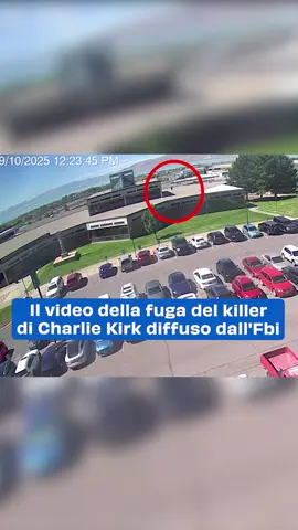 L'Fbi ha pubblicato un nuovo video del sospetto assassino dell'attivista conservatore Charlie Kirk mentre fugge dopo la sparatoria rinnovando l'appello di aiuto al pubblico. Il video mostra un uomo con cappellino da basket, occhiali da sole neri e una maglietta nera a maniche lunghe che corre su un tetto, scende dal bordo dell'edificio e cade a terra. Si ritiene che il sospetto sia fuggito nel quartiere dopo aver sparato un colpo e non è ancora stato identificato. Gli investigatori hanno affermato di aver ottenuto indizi, tra cui un'impronta palmare, un'impronta di scarpa e un fucile da caccia ad alta potenza rinvenuti in una zona boschiva lungo il sentiero da cui il killer è fuggito. Il sospetto omicida dell'attivista conservatore americano avvenuto mercoledì in un'università dello Utah non è ancora stato identificato né è stato citato un movente. Ieri l'Fbi di Salt Lake City aveva condiviso foto dello stesso sospetto: cappellino nero, occhiali da sole, t-shirt nera con l’immagine di una bandiera americana (sovrastata da quella che sembra essere un’aquila). Kirk era una delle principali voci pro-Donald Trump negli Stati Uniti. Il governatore dello Utah Spencer Cox ha dichiarato che le autorità “chiederanno la pena di morte” una volta che sarà stato catturato l'omicida. “Stiamo lavorando con i nostri avvocati per preparare tutto il necessario, tra cui le dichiarazioni giurate, in modo da poter perseguire la pena di morte in questo caso”, ha detto Cox. “E questo accadrà qui nello Stato dello Utah”.