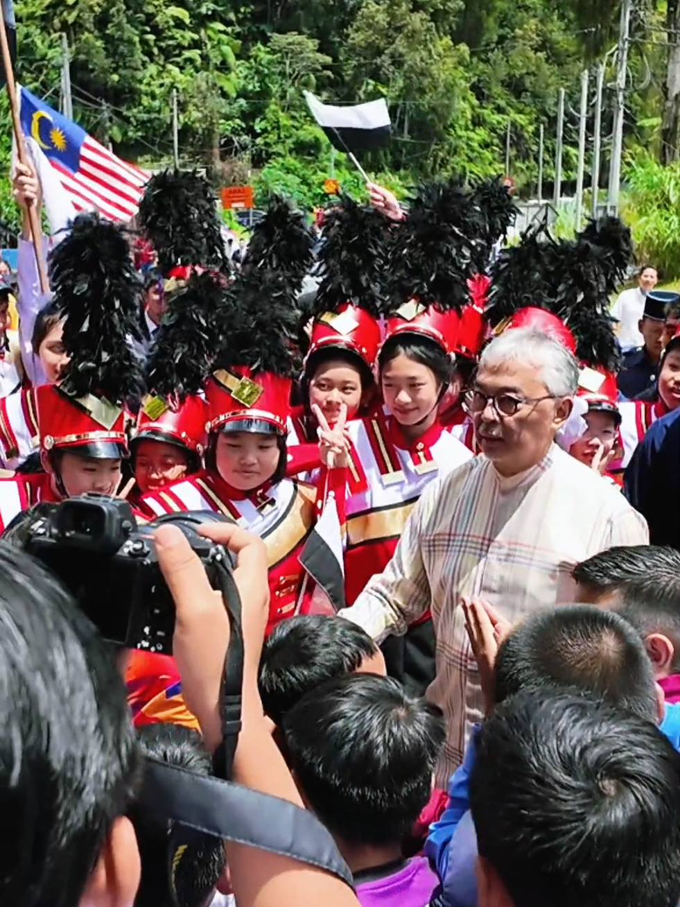 [SEDUTAN VIDEO] CAMERON HIGHLANDS, 12 September 2025 — Kebawah Duli Paduka Baginda Sultan Pahang Al-Sultan Abdullah Ri’ayatuddin Al-Mustafa Billah Shah Ibni Al-Marhum Sultan Haji Ahmad Shah berkenan bercemar duli beramah mesra bersama pelajar sekolah SK Ringlet dan SMK Ringlet ketika menuju ke Kampung Leryar di sini hari ini.-KESULTANAN PAHANG #sultanpahang #kesultananpahang #cameronhighland #fyppp #pahang 
