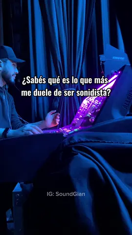 La espalda del sonidista: un tema serio 😅 Casi nunca tenemos la consola en la altura correcta, siempre arriba de un anvil, de una mesa improvisada o de cualquier cosa que haya a mano. ¿Ustedes cómo lo resuelven? ----- 📘 Si recién empezás y querés aprender más sobre sonido en vivo, en el link de mi perfil tenés mi ebook con todo lo que me hubiera gustado saber cuando arranqué.
