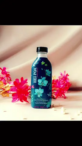 salutations 🌸  🔆Hei Poa – Huile au Monoï Orchidée Tropicale 🌸 🔆Hei Poa est une marque emblématique née de l’amour pour les traditions polynésiennes et reconnue pour son ingrédient star : le Monoï de Tahiti, véritable élixir de beauté et de bien-être. Depuis plus de 40 ans, la marque perpétue l’art ancestral de macérer les fleurs de tiaré dans l’huile de coco, afin d’offrir aux cheveux et à la peau des soins à la fois naturels, sensoriels et profondément nourrissants. 🔆L’Huile au Monoï Orchidée Tropicale s’inscrit dans cette tradition, tout en apportant une touche d’exotisme supplémentaire. 🌸Sa fragrance délicate aux notes florales et légèrement sucrées évoque un jardin luxuriant sous le soleil des îles. 🌸Sa texture fondante nourrit intensément la peau, la laissant douce, satinée et délicatement parfumée. 🌸Sur les cheveux, elle apporte brillance, souplesse et un voile protecteur, idéal après une exposition au soleil ou simplement pour un rituel de soin quotidien. 🌸 Cette huile est plus qu’un simple produit cosmétique : c’est une invitation au voyage, un moment de déconnexion et de douceur qui transforme la routine en rituel. 🌸🌸🌸 ✔️100 % Monoï de Tahiti Appellation d’Origine. ✔️Parfum envoûtant d’orchidée tropicale. ✔️Multi-usages : corps, cheveux, massages. ✔️Format pratique de 100 ml. 🔆Hei Poa réussit encore une fois à capturer l’essence de la Polynésie et à l’offrir dans une petite bouteille précieuse, où chaque goutte est une caresse parfumée. 🌺 #heipoa #huilemonoi #monoi #collaborationcommerciale #produitoffert 