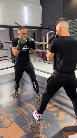 Avoid stepping too far back when evading your opponent’s punches. This strategy keeps you within range to quickly counterattack 🥊 #papaiosif #boxing #family #fyp #foryou 