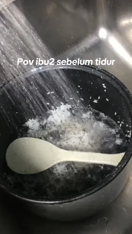Rutinitas emak sebelum tidur | merendam wadah nasi