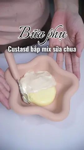 Custard bắp ngọt mix bữa chua ble, chục ngày rồi mới có video nấu ăn lại, con bám 24/7 😅🤣 #mehinoi #mebimsua #mevabe #amdamcungbe #andam 