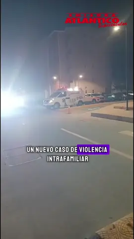 Mientras la licenciada en Educación Infantil que cayó desde el cuarto piso del conjunto Puerto Armónica, de Soledad, permanece en la UCI de una clínica, su pareja huyó y se desconoce su paradero. 🎙️Informa @alvearamylkar