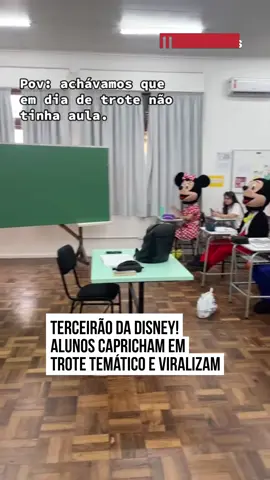 🏰₊˚⊹♡ Terceirão da #Disney!  Em clima de pura #magia, os alunos do 3º ano capricharam na criatividade e transformaram a escola com um trote especial inspirado no universo Disney, e as #fantasias ficaram simplesmente incríveis!   Mickey, Minnie e outros personagens icônicos invadiram a sala de aula, espalhando diversão e encantando colegas, professores e funcionários.   A dedicação dos estudantes chamou atenção e fez do momento um verdadeiro espetáculo digno de filme.   E o único “vilão” da história? Ter aula normal depois de tudo isso! #tiktoknotícias  🎥 @terceiraocep2024   | @myhoodbr