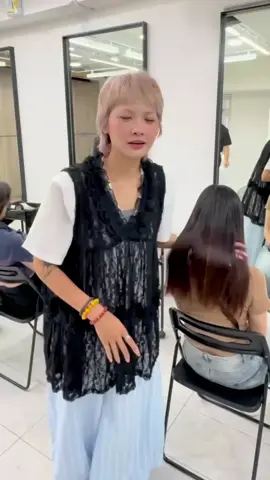 很榮幸可以在柯見老師的後台當工作人員 謝謝公司給我這麼棒的資源和機會 讓我見識到什麼叫一千人的舞台 #她說#柯見#她說沙龍 #高雄設計師 #霧染髮色