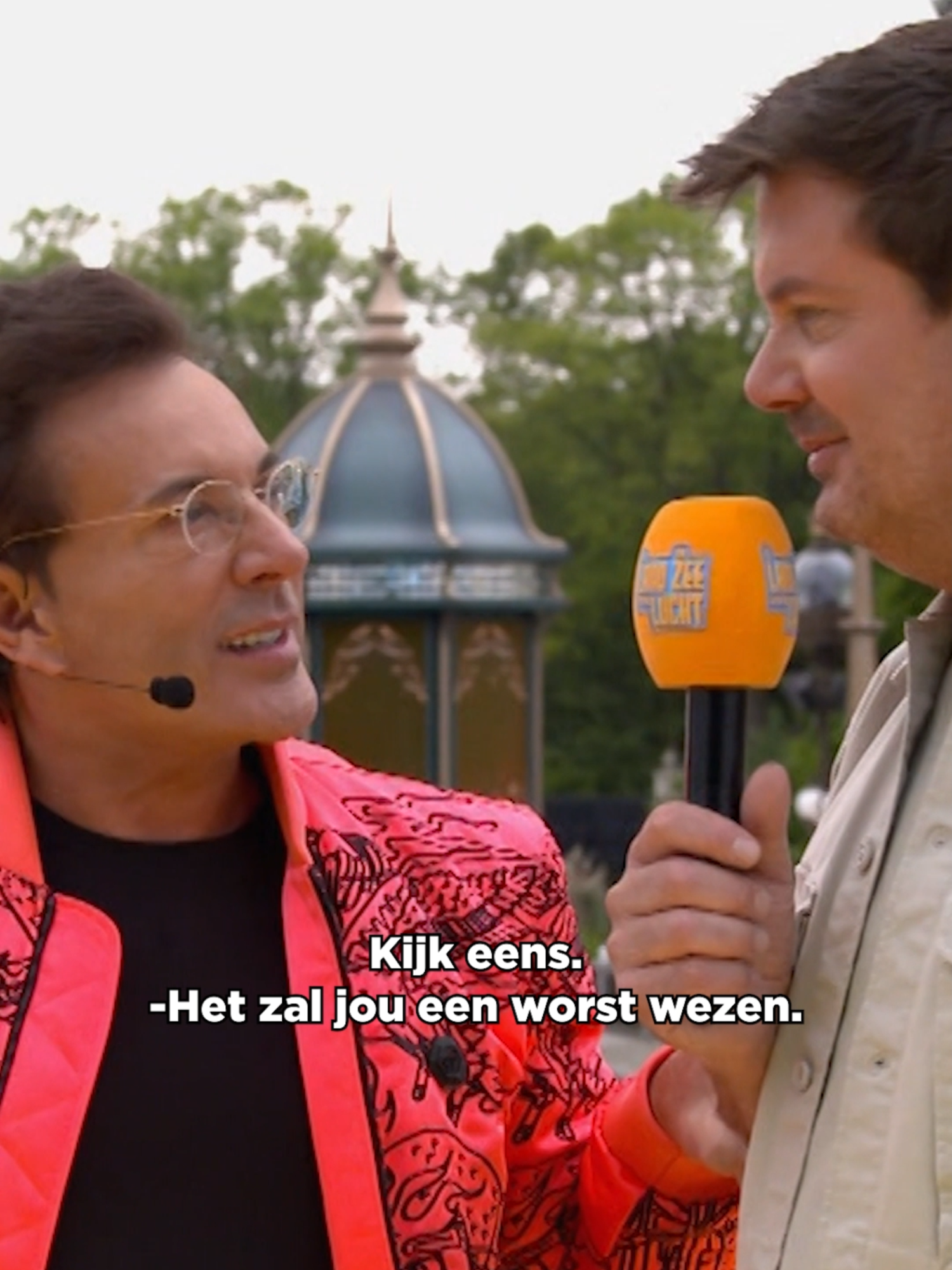 Dit is echt worst case scenario... 🌭 #TeLandTerZeeEnInDeLucht #nostalgie #Waaghalzen #amusement Te Land, Ter Zee en In De Lucht is het legendarische programma waarin deelnemers met zelfgebouwde voertuigen, vaartuigen en karren proberen zo snel mogelijk de bel te luiden. Deze keer met De As Over De Plas. Iedere aflevering zorgen deze waaghalzen voor verrassende stunts, hilarische missers en creaties die de strijd aangaan met de zwaartekracht. En dat natuurlijk onder het oog van presentator Ruben Nicolai en jurylid Gerard Joling! @Gerard Joling 