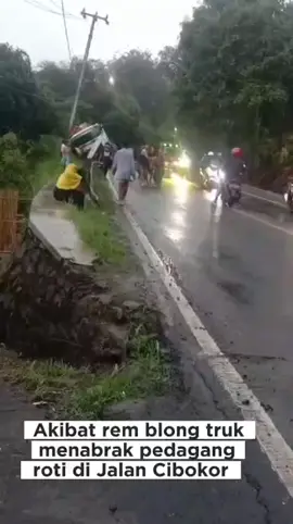 Diduga rem  blong seorang  tukang roti tanggungan tertabrak truk di tanjakan Cibokor, Jalan Raya Leuwisadeng Kecamatan Leuwisadeng Kabupaten Bogor