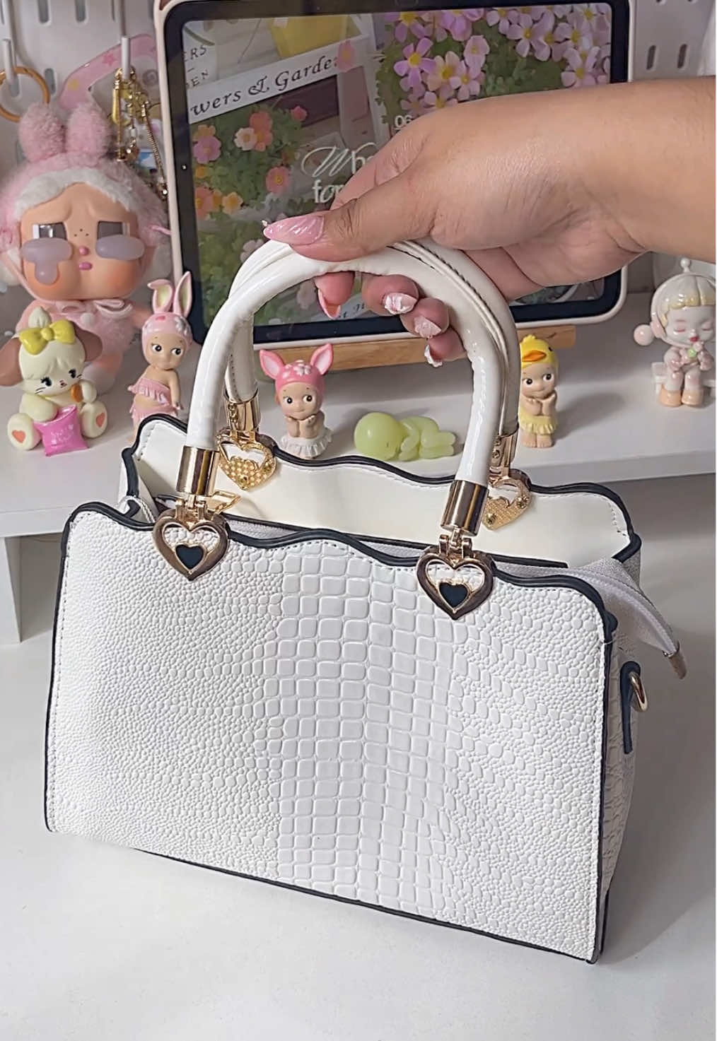 what's on my bag !? ✨🌷 #bag #whatsonmybag #fyp #bagin #baginbags 