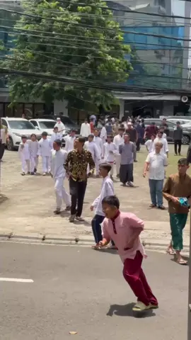 Habis sholat jumat, pulang malah dapat makanan ringan dan es teh gratis dari DPP PAN, senang rasanya bukan hanya di perut tapi juga di hati... @zul.hasan #Jumatberbagi #Panmengabdi #PartaiAmanatNasional #bantupanganbanturakyat #zulkiflihasan