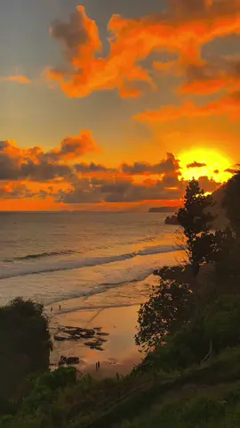 Hari ini jumat 12 september kondisi pantai lumbung. Untuk besok saptu 13 september pagi surut sampai jam9:30. Untuk siang hari pasang . Dan untuk sore hari mulai surut 14:30 sampai malam . Ramaikan guys#pantailumbung #pantailumbungtulungagung #pucanglaban #tulungagung 