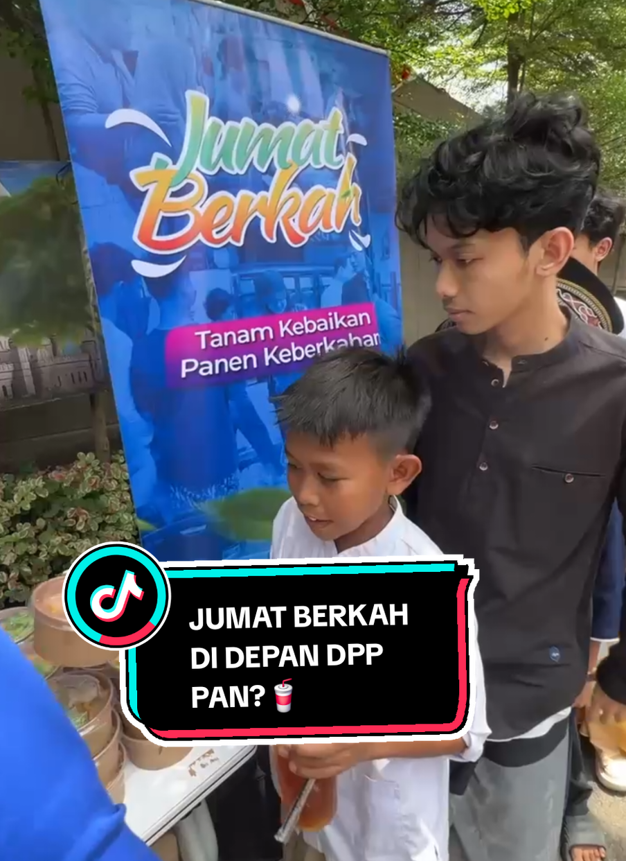 Biasanya cuma lihat partai politik di berita, eh hari ini lihat sendiri mereka bagi-bagi Jumat Berkah depan DPP PAN 🥤🍪 Rasanya hangat banget… bukan cuma karena dapet snack sama es teh gratis, tapi karena merasa diajak ikut seneng juga 💙  #jumatberkah #jumatberbagi #partaiamanatnasional #panmengabdi #sedekah 