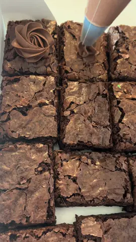 🤌🍫 #chocolatebuttercream #brownies #garnish #chocolateswirl #baked 