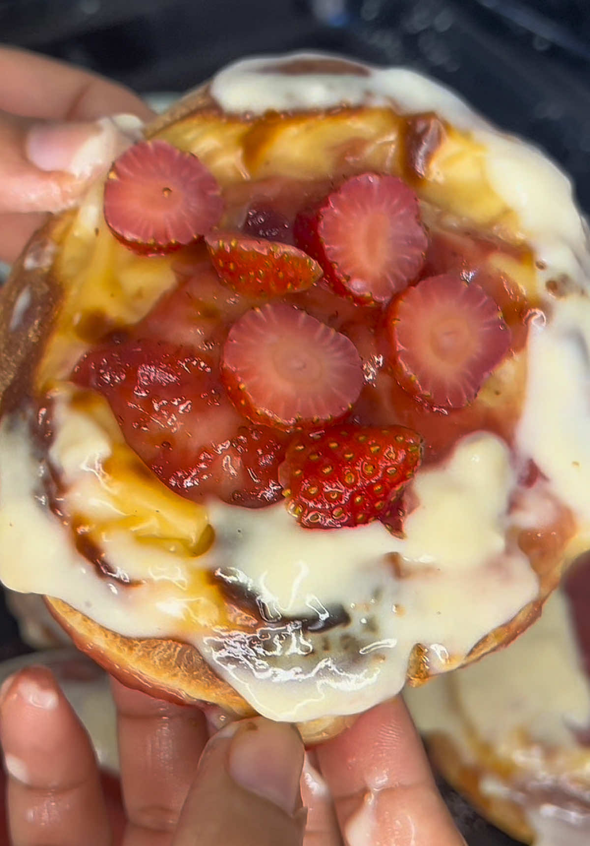 Rooti cream iyo strawberry 🍓 dhexda laga galiye 🤤❤️.  #macmacan #casriyo #desserts #EasyRecipe #baking 