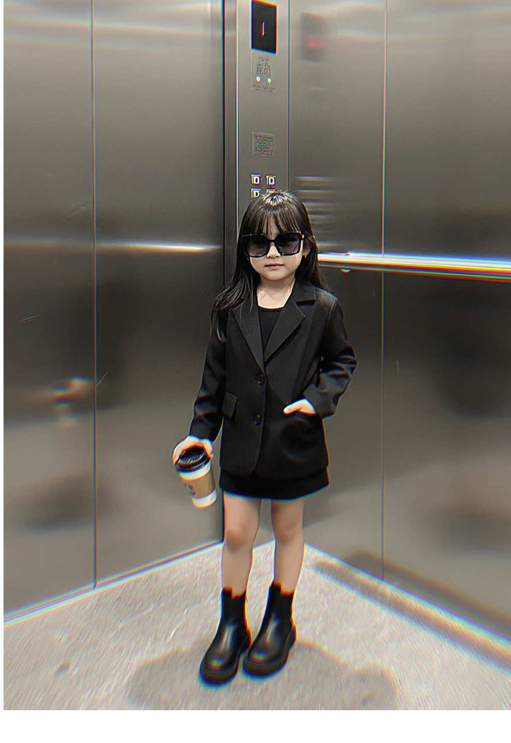 Trend foto di lift AI caranya :  1. Buka apk gemini/ google ai  2. Klik tanda + pilih galeri foto 3. Masukan foto  4. Ketik promp :  Edited photo to be standing casually in a modern-style elevator with reflective metal walls. She is wearing an all-black outfit, sunglasses, a black blazer, a mini skirt, boots in slightly dim light with shadows, and holding a cup of takeaway coffee. 5. Lalu kirim dan tunggu beberapa saat🙌🏻 SELAMAT MENCOBA, HASILNYA KIRIM DI KOMENTAR YA😎 #gemini #ai #trend #edit #fyppppppppppppppppppppppp 
