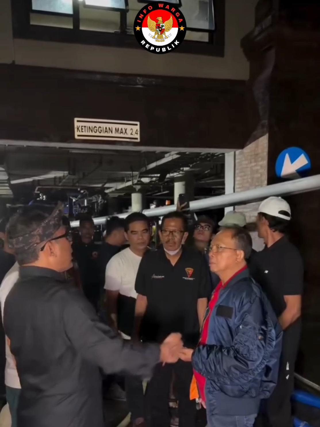 Koster Turun Tangan Awasi Penyedotan Air di Basement Pasar Badung Gubernur Bali Wayan Koster kembali turun langsung mendampingi proses penanganan banjir di pusat Kota Denpasar. Jumat malam, 12 September 2025, Koster tampak berada di lokasi penyedotan air yang masih menggenangi basement Pasar Badung. Dua unit Mobile Flood Pump milik Balai Wilayah Sungai (BWS) Bali–Penida, sejumlah pompa kecil tambahan, hingga bantuan peralatan dari Badan Penanggulangan Bencana Daerah (BPBD) Jawa Timur dikerahkan untuk mempercepat penanganan. “Besok pagi pembersihan akan dilanjutkan agar para pedagang Pasar Kumbasari bisa segera bangkit dan berjuang kembali,” kata Koster di sela pendampingan. Koster hadir bersama Wali Kota Denpasar I Gusti Ngurah Jaya Negara dan BPBD Bali. Menurut dia, pemerintah daerah ingin memastikan masyarakat tidak sendirian menghadapi musibah. “Mari kita tetap kuat dan saling menguatkan,” ujarnya. #infowarga #beritahariini #semetonbali #bali #fypシ 