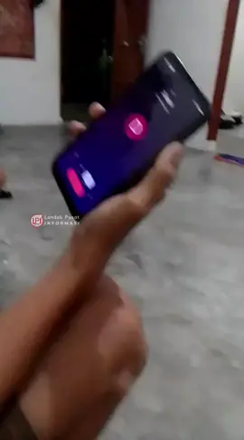 Tega! kisah Warga Meranti Kehilangan HP, Diminta Tebusan yang nggak masuk akal oleh Penemu . Meranti, Landak – Seorang warga Meranti, Kabupaten Landak, mengaku kehilangan ponsel saat pulang kampung. Setelah disadari hilang, ia sempat mencari selama dua jam dan melacak keberadaan ponselnya melalui Google Maps yang menunjukkan lokasi di sekitar Darit, Keranji Mancal. Selang 24 jam kemudian, ponsel tersebut diketahui berada di tangan seorang pria yang meminta tebusan sebesar Rp2 juta agar ponsel dikembalikan. Korban mengaku keberatan karena harga ponsel tidak sebanding dengan permintaan tebusan, bahkan pria tersebut sempat mengancam akan membuang ponsel Korban berharap ponselnya bisa kembali karena di dalamnya terdapat banyak data penting, termasuk akses ke aplikasi perbankan. Ia pun meminta bantuan agar peristiwa ini diviralkan di media sosial. . Aduan diterima pukul 21.06 WIB (12/9/2025) #landakpusatinformasi 