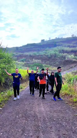 Langkah Sehat di Alam Bebas: Hiking Keluarga Besar BPJS Kesehatan Cimahi” 🥾🌿 Kebersamaan makin erat, tubuh pun makin bugar! 💪✨ Melalui kegiatan hiking ini, kami percaya sehat bukan hanya soal fisik, tapi juga tentang semangat, kekompakan, dan kebahagiaan bersama. 🌞 #BPJSKesehatan #BersamaJKN #LangkahSehat #HikingCimahi #SobatJKN 