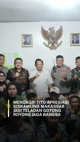 Menteri Dalam Negeri (Mendagri) Tito Karnavian meninjau langsung pos siskamling di Kecamatan Rappocini, Kelurahan Banta-Bantaeng, Sulawesi Selatan, Kamis (11/9/2025) malam. Kunjungan ini bukan sekadar seremonial, melainkan bentuk apresiasi terhadap peran warga yang aktif menjaga keamanan di lingkungannya. Menurut Tito, siskamling di Makassar bisa dijadikan contoh nasional. Pos jaga bukan hanya soal ronda malam, tetapi juga ruang kebersamaan, solidaritas, dan persaudaraan warga. Ujungnya, siskamling menjadi benteng pertama dalam menjaga stabilitas bangsa. Sebagai mantan Kapolri, Tito menegaskan pentingnya deteksi dini melalui keamanan berbasis masyarakat. Ia menyebut bahwa keamanan yang lahir dari masyarakat adalah pondasi utama, bahkan sebelum aparat turun tangan. “Di Makassar, saya melihat semangat gotong royong warga yang luar biasa. Ini bukan hanya menjaga kampung, tapi juga menjaga Indonesia,” ujarnya. Semangat siskamling Makassar diharapkan bisa menular ke seluruh daerah, sehingga rasa aman dan persatuan tetap terjaga. #kemendagri #yukgasss #Siskamling 