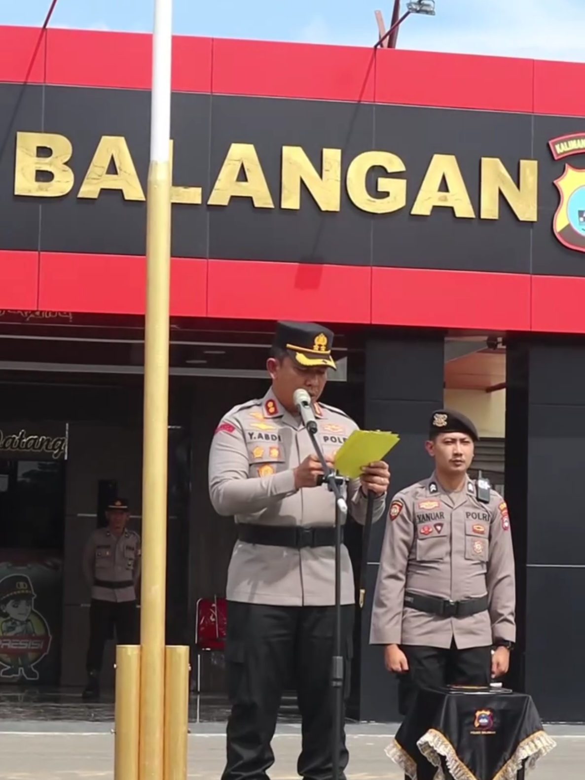 Kapolres Balangan Pimpin Upacara Peringatan Hari Olahraga Nasional ke-42 Balangan, 9 September 2025 — Polres Balangan menggelar upacara dalam rangka memperingati Hari Olahraga Nasional (HAORNAS) ke-42 yang berlangsung di halaman Mapolres Balangan pada Selasa (9/9). Upacara ini dipimpin langsung oleh Kapolres Balangan, AKBP Dr. Yulianor Abdi, S.H., S.I.K., M.H. Upacara diikuti secara khidmat oleh seluruh personel Polres Balangan. Kegiatan ini merupakan bentuk penghormatan dan dukungan institusi Polri terhadap perkembangan olahraga nasional serta pentingnya menjaga kebugaran dan kesehatan fisik bagi anggota kepolisian. Dalam amanatnya, Kapolres Balangan menyampaikan bahwa olahraga memiliki peran penting dalam menunjang pelaksanaan tugas kepolisian, khususnya dalam menjaga stamina, disiplin, dan semangat kerja. 