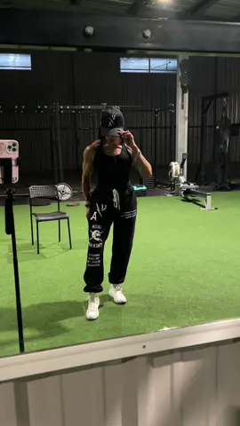 A little Friday flex ☺️  Stay blessed 🙏🏼🩷  #GymLife #musclemommy #gymgirl #fitmom #biceps 